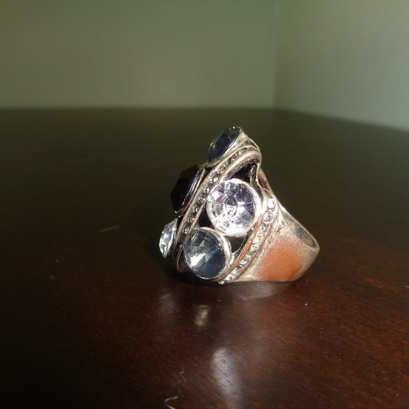 Big ring with faux crystals- costume jewelry - Picture 5 of 12